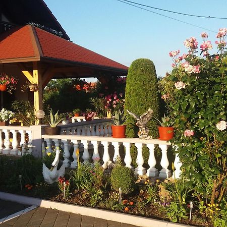 Guesthouse Tomas Catrnja ภายนอก รูปภาพ