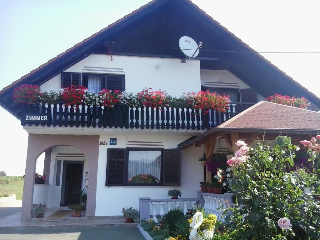Guesthouse Tomas Catrnja ภายนอก รูปภาพ