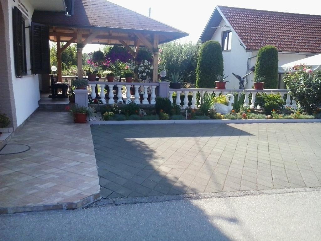 Guesthouse Tomas Catrnja ภายนอก รูปภาพ