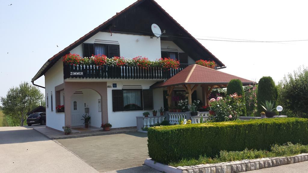 Guesthouse Tomas Catrnja ภายนอก รูปภาพ