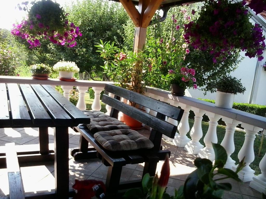 Guesthouse Tomas Catrnja ภายนอก รูปภาพ