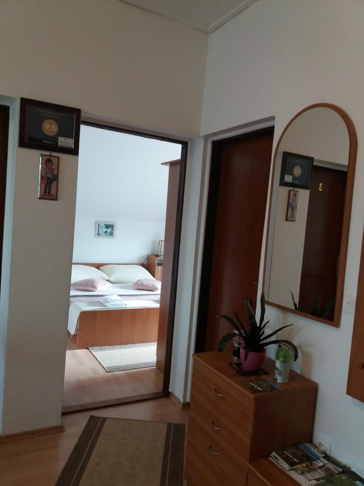 Guesthouse Tomas Catrnja ภายนอก รูปภาพ