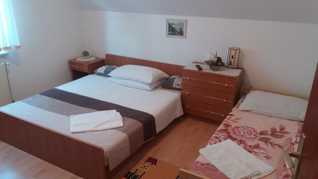 Guesthouse Tomas Catrnja ภายนอก รูปภาพ