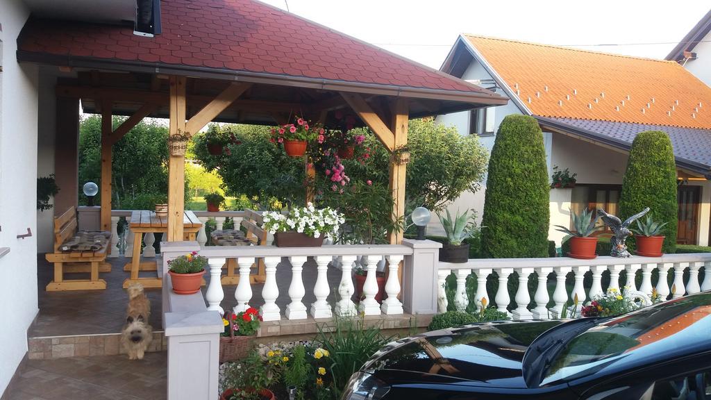 Guesthouse Tomas Catrnja ภายนอก รูปภาพ