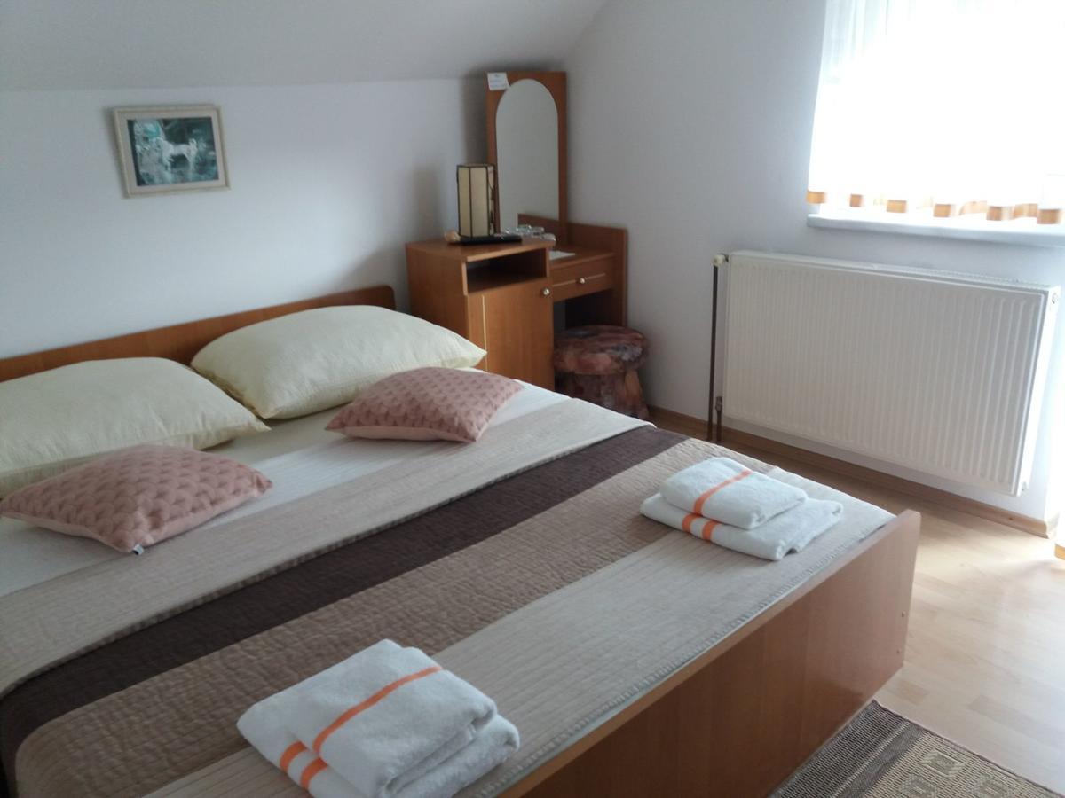 Guesthouse Tomas Catrnja ภายนอก รูปภาพ