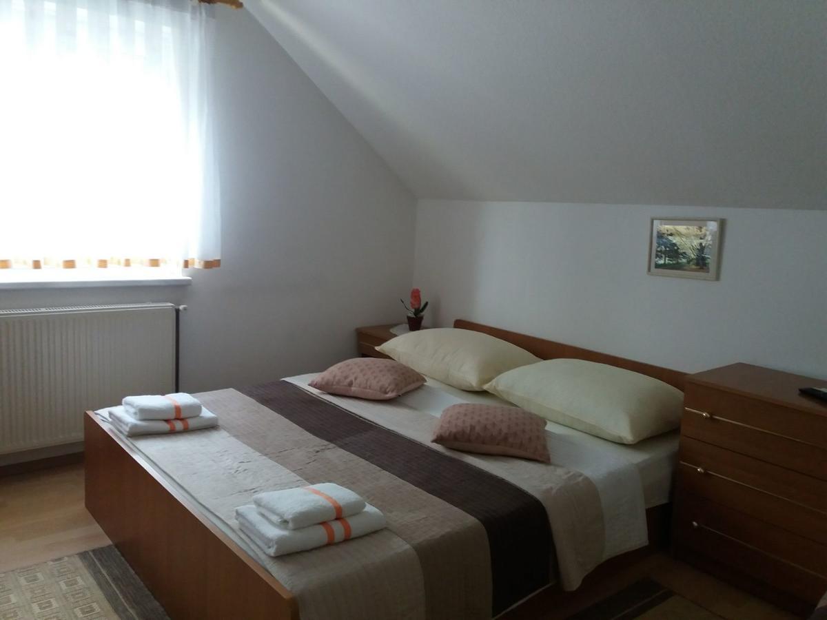 Guesthouse Tomas Catrnja ภายนอก รูปภาพ