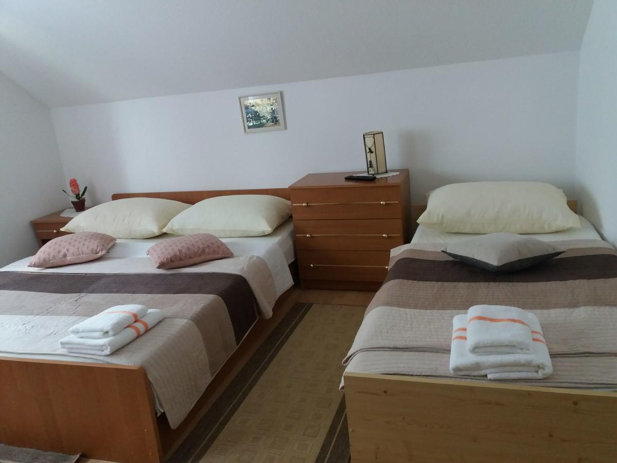 Guesthouse Tomas Catrnja ภายนอก รูปภาพ