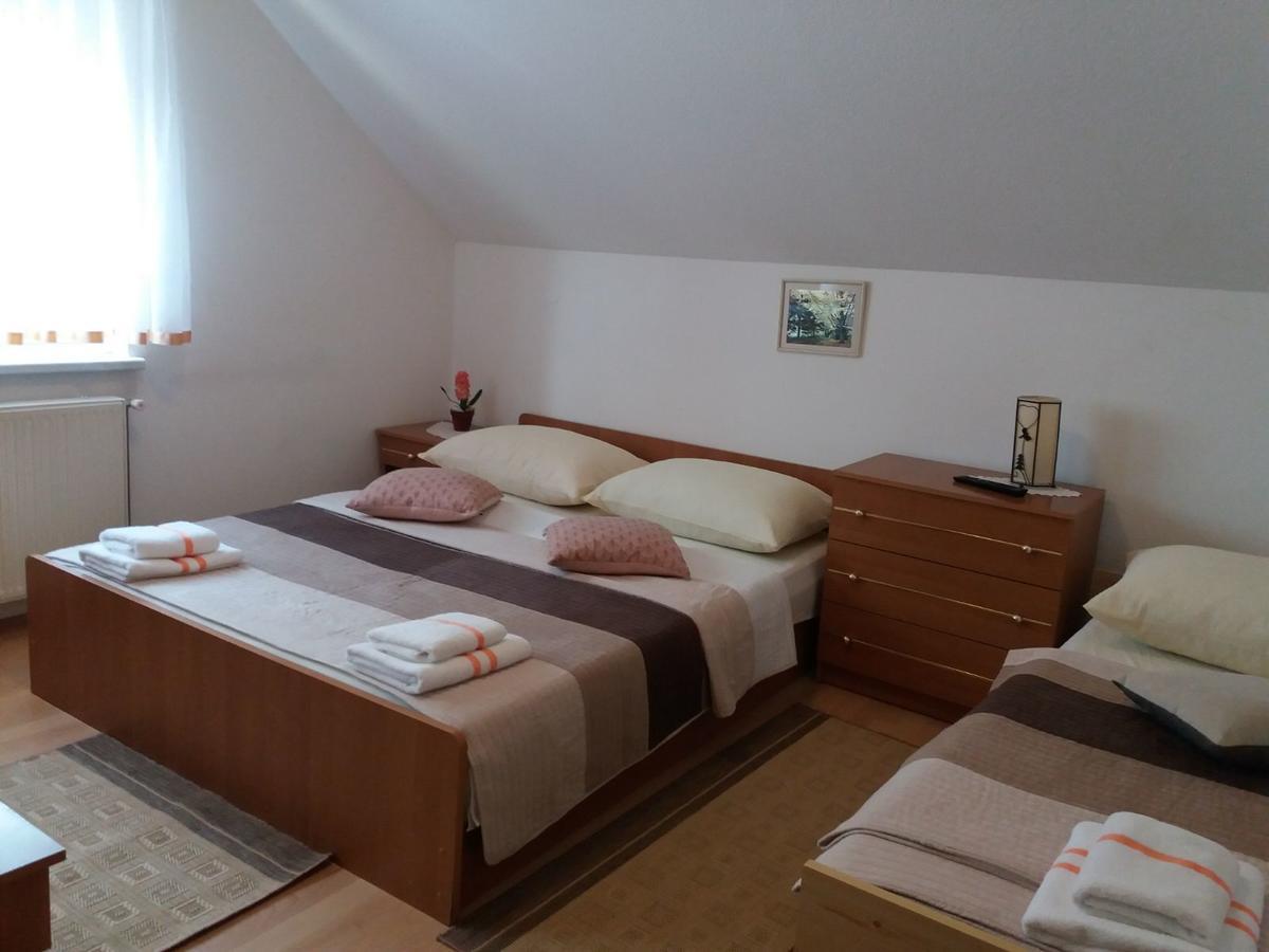 Guesthouse Tomas Catrnja ภายนอก รูปภาพ