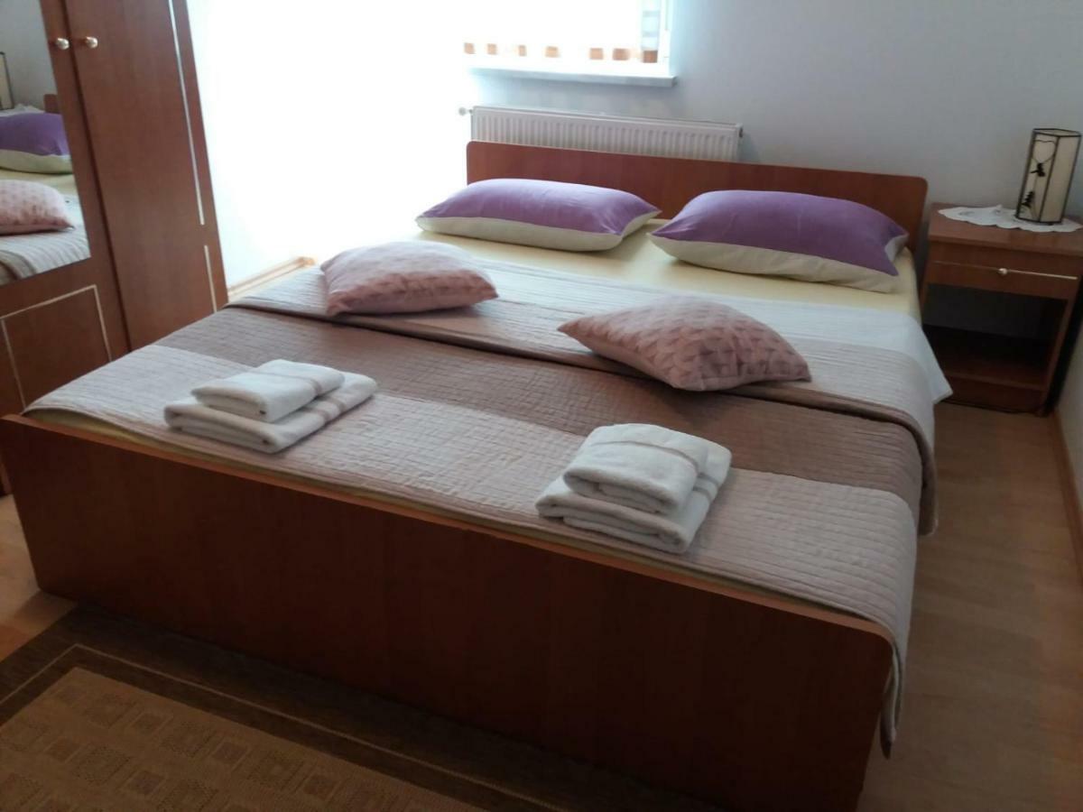 Guesthouse Tomas Catrnja ภายนอก รูปภาพ