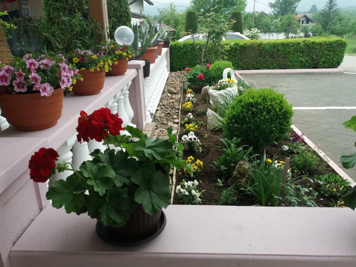 Guesthouse Tomas Catrnja ภายนอก รูปภาพ