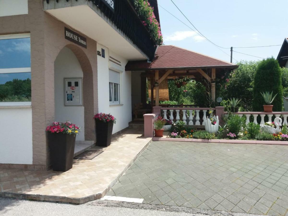 Guesthouse Tomas Catrnja ภายนอก รูปภาพ