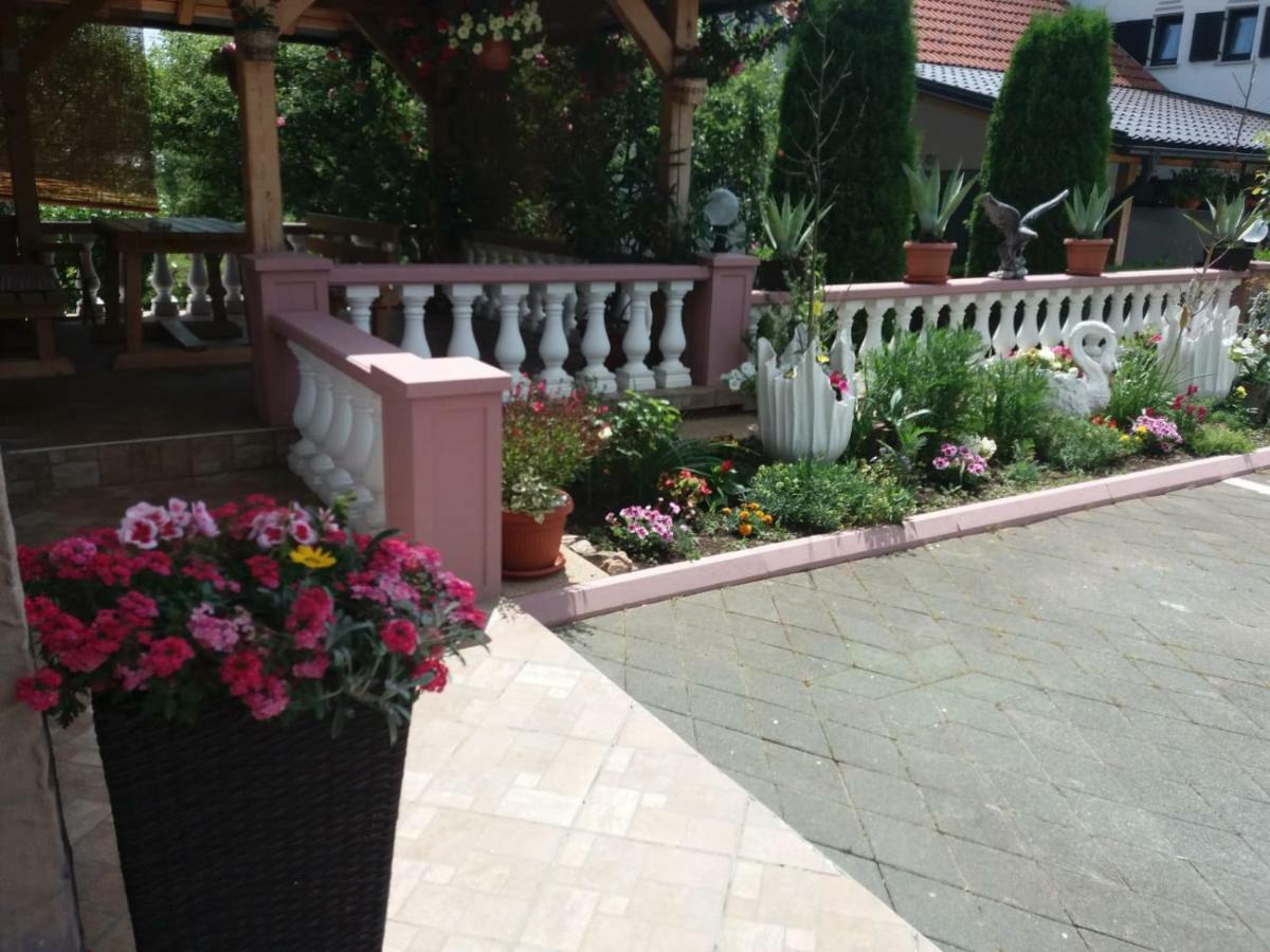 Guesthouse Tomas Catrnja ภายนอก รูปภาพ